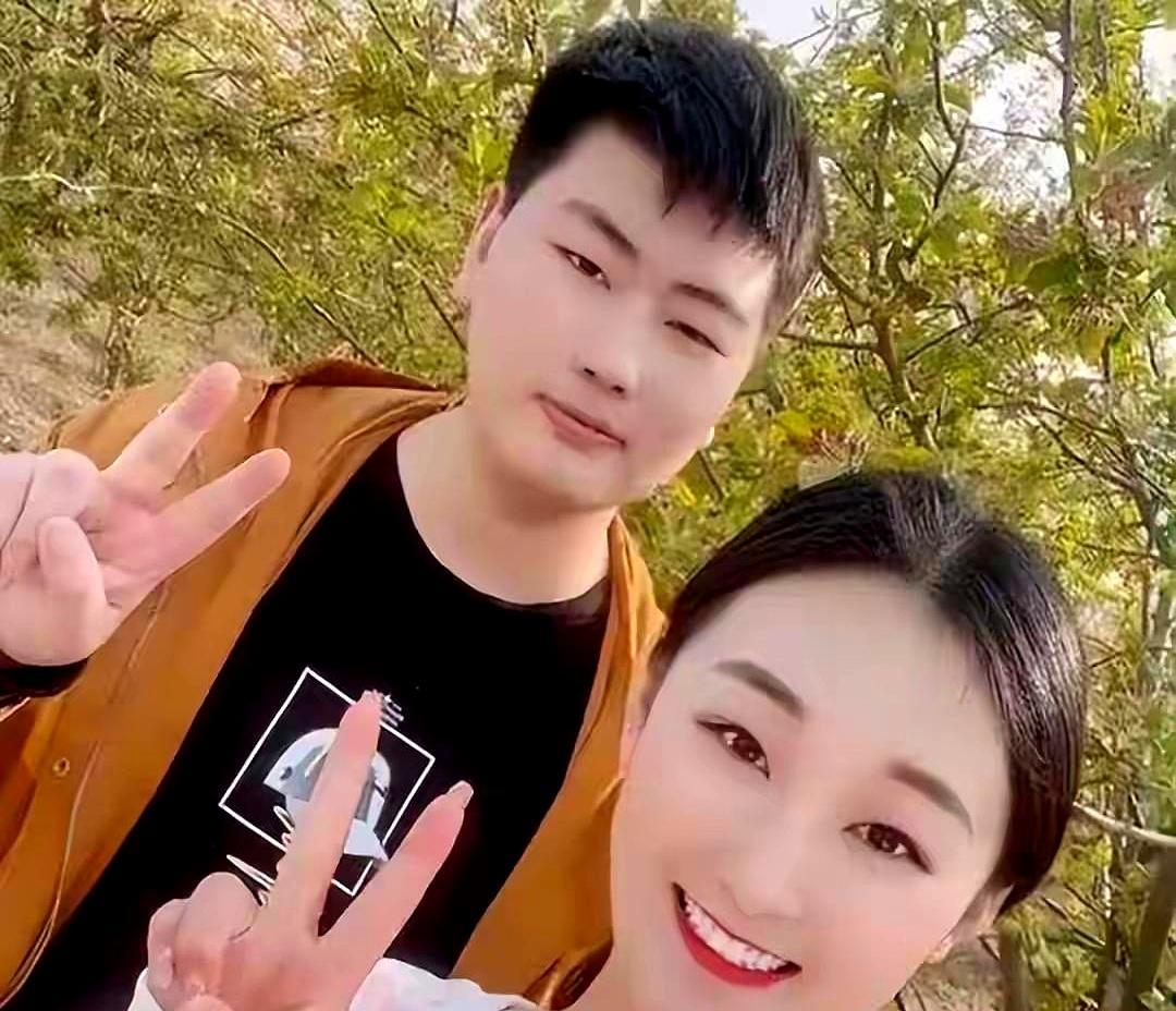 陈亚男当年嫌朱小伟“木头”，直播里把老公当笑话。
 
结果流量来了，婚姻散了。