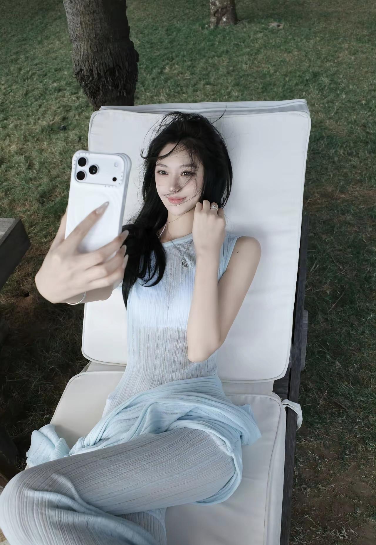 美到极致是什么体验?草坪躺椅自拍封神！2025夏日最火的「冰蓝松弛感」穿搭，随手