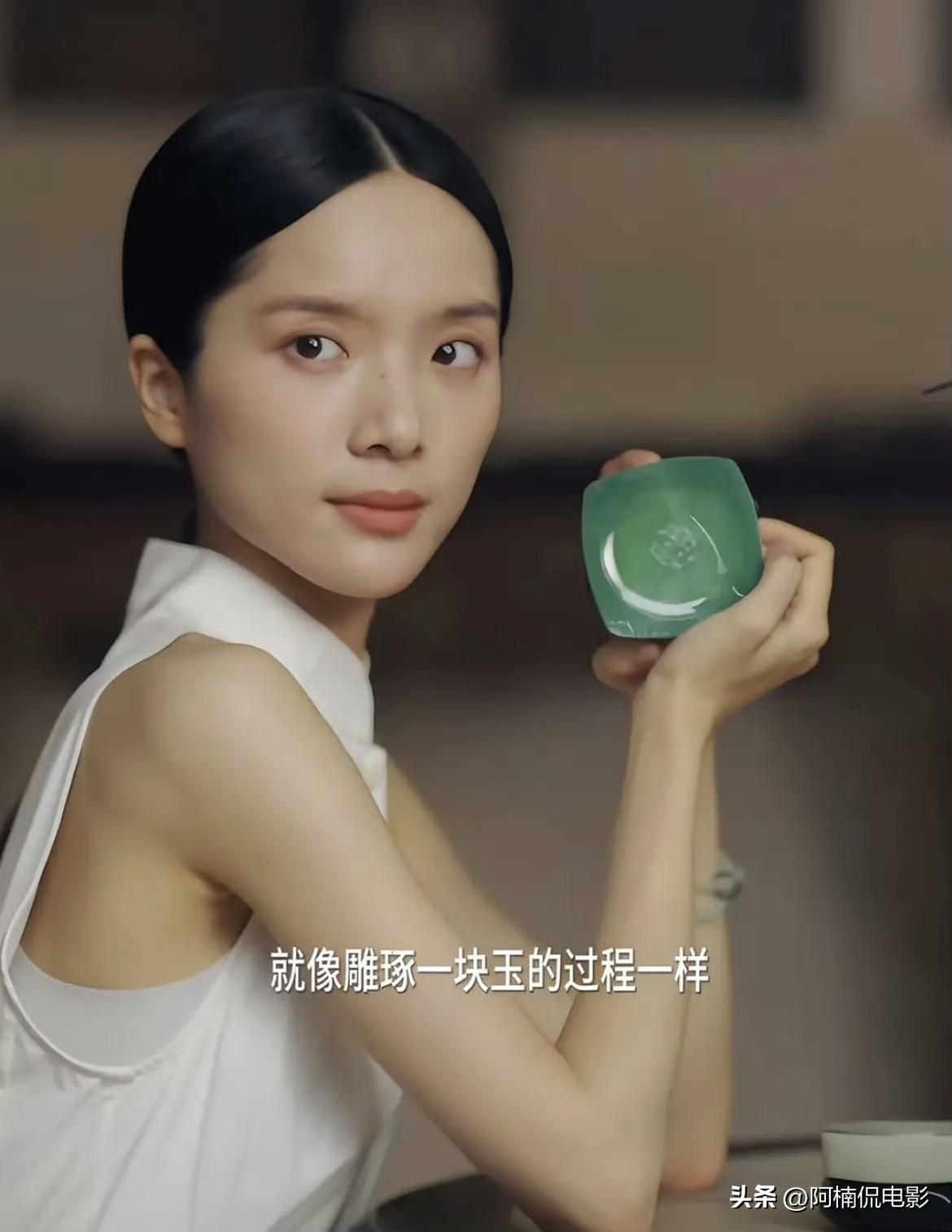 李思潼这组采访贴头皮造型实在观感糟糕，紧贴头皮的中分发型完全不懂扬长避短，硬生生