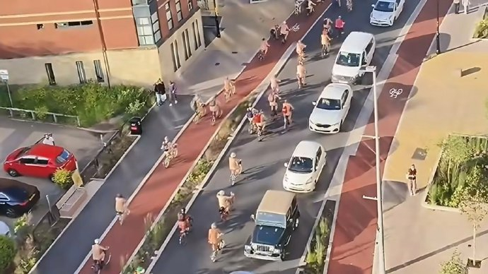 伦敦1200人参加拒绝石油裸体骑行 我以前还认为这是一种什么理念表达的形式，现在