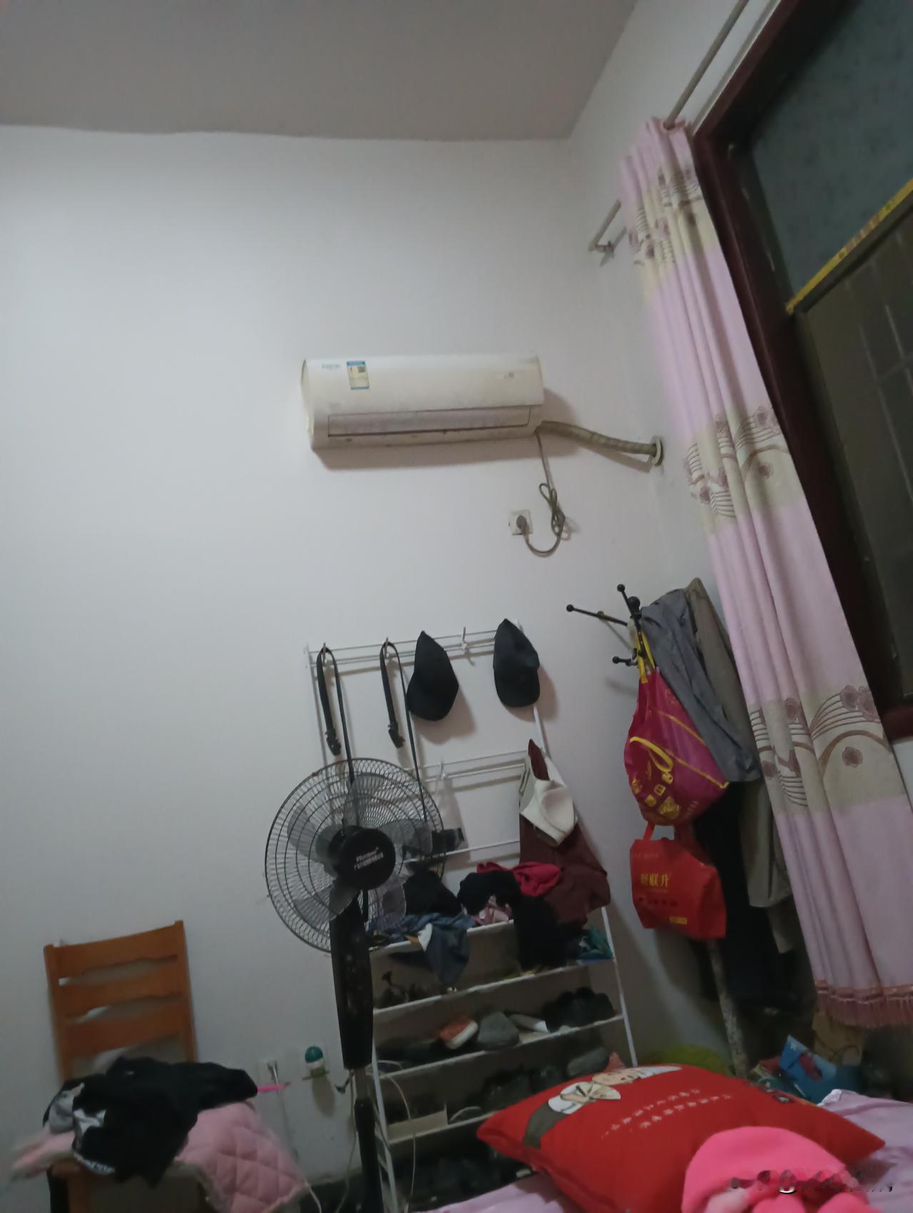 小房间有点乱，衣服堆得满地都是。杂乱衣柜