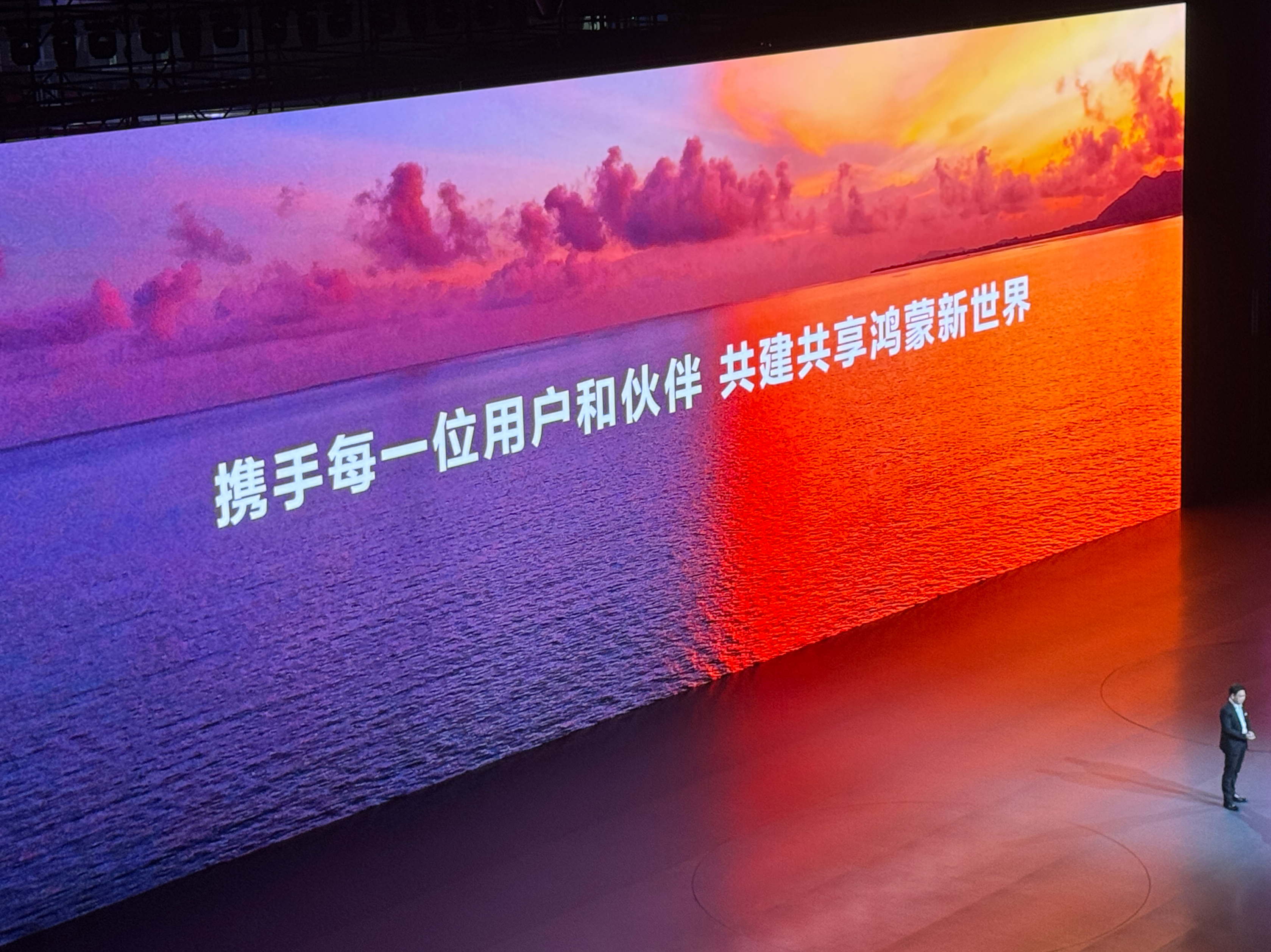 #纯血鸿蒙将启动公测# 终于来了，我已经Beta很久了，系统真的很流畅，动画细腻