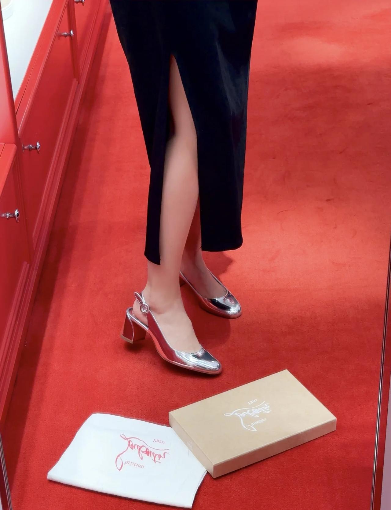 姐妹们！这双银色🪩玛丽珍🩰我先穿了！
Christian Louboutin