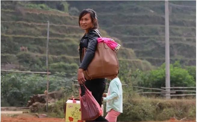 女子不听父母的劝阻，甚至不惜和家里闹僵也要远嫁，结果离婚了！现在离婚3月回娘家过