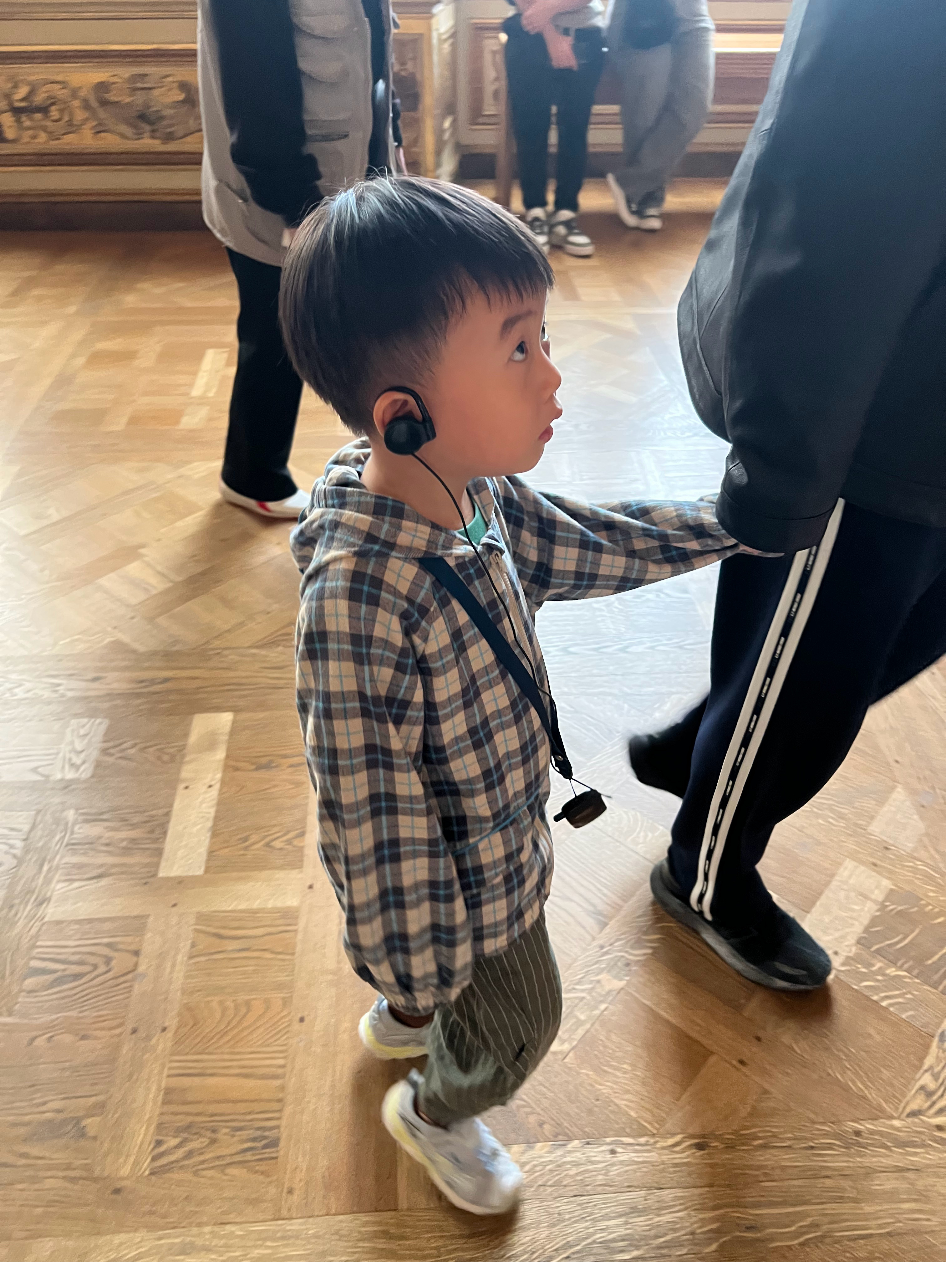 卢浮宫里的小小研学少年，一路听得超认真，还与我们的讲解员有问有答。听完一趟说，“
