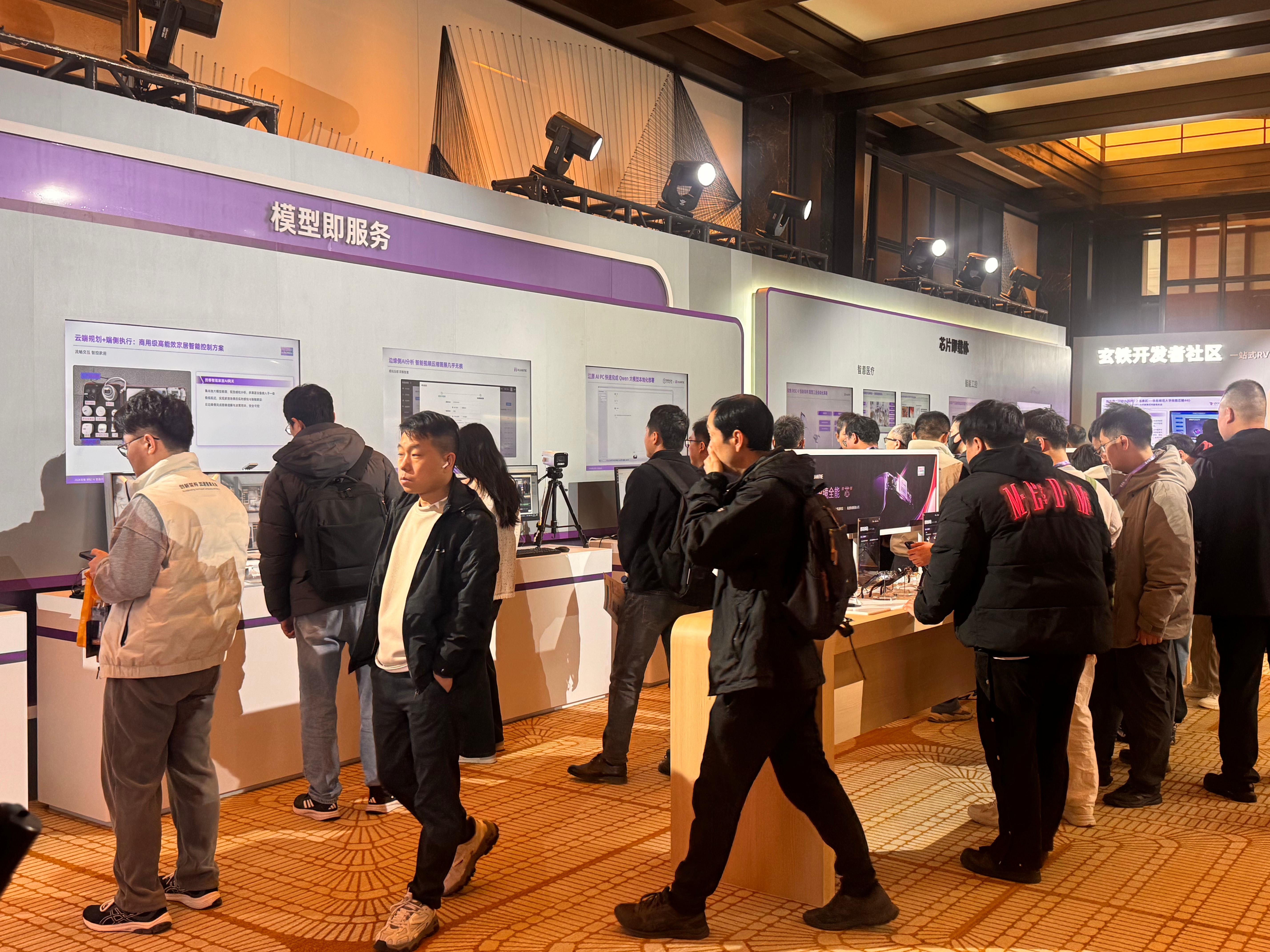 阿里发布新型CPUAI大战卷完内存卷CPUAI大战，国产CPU开始“改道超车”。