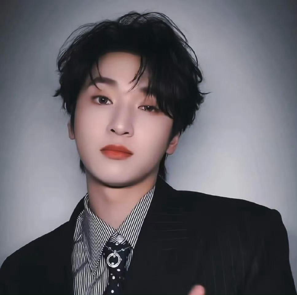 严浩翔穿西装cha舞严浩翔条纹衬衫黑西装daddy感  严浩翔穿西装cha舞，谁