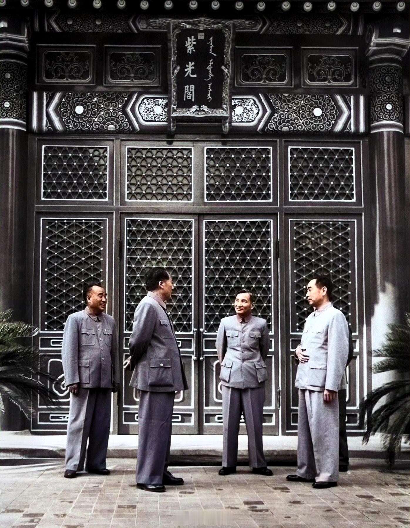 教员的一些工作及生活照，不管哪个角度，什么场景，总是神态从容，充满了坚定的信念和