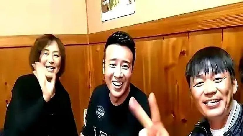 王宝强、于和伟，俩影帝，挤在街边小馆，筷子当道具，碗当舞台，聊戏聊得眉飞色舞。没