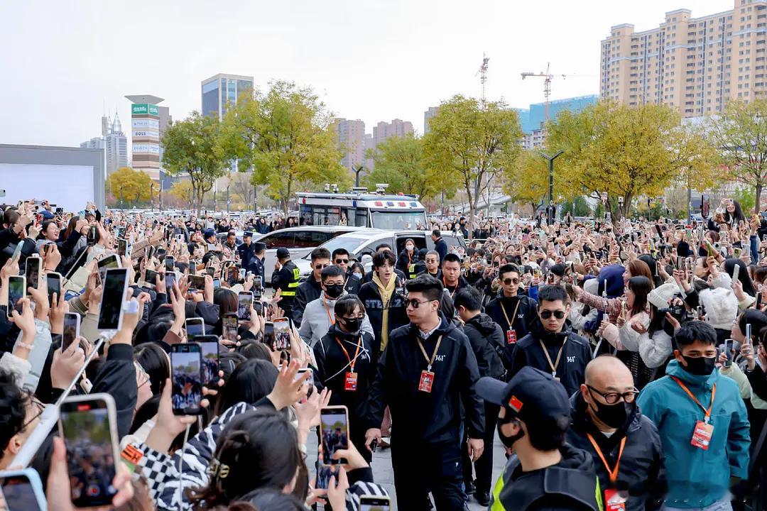 敖瑞鹏今天周一线下这个人头数什么水平？这影响力恐怖如斯 