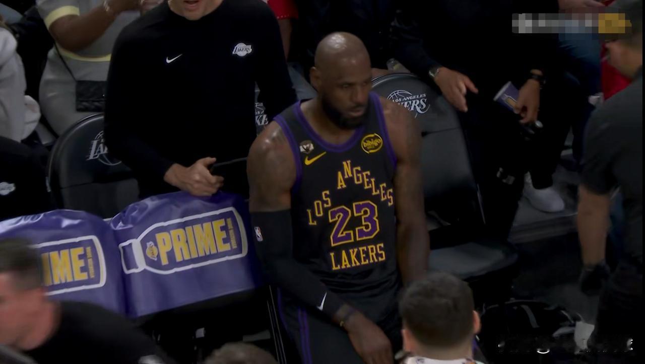 湖人超级球星詹姆斯的失误真是太多了！在今天湖人主场迎战魔术的比赛中，目前双方半场