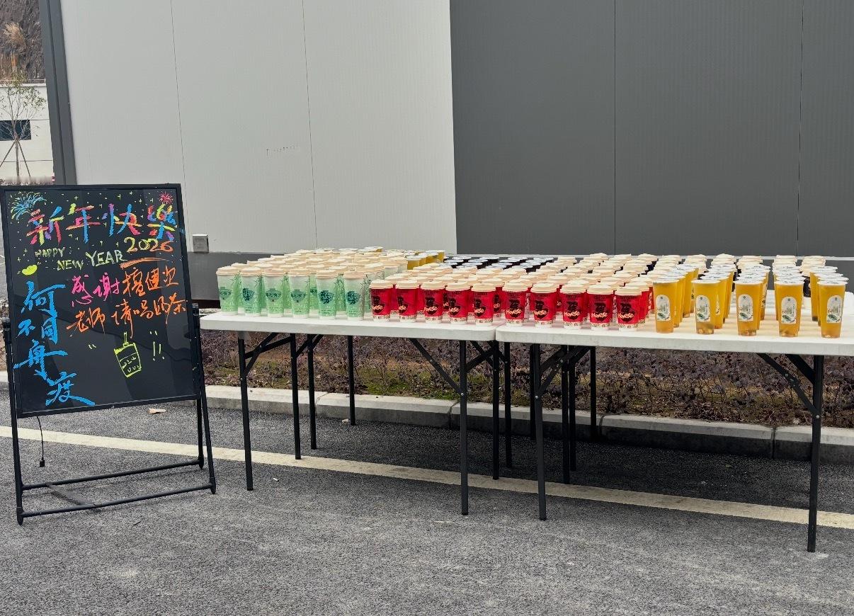 檀健次请《何不同舟渡》剧组工作人员喝奶茶，超大方的，拍摄顺利！