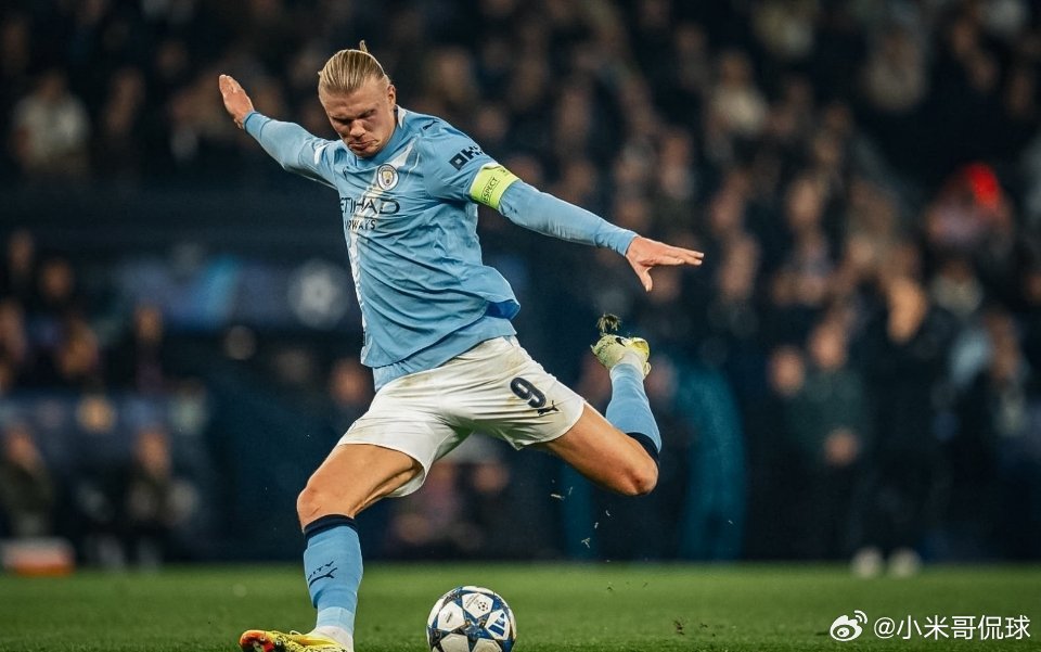 北京时间明日凌晨，曼城将坐镇主场迎战英超卫冕冠军利物浦，哈兰德有机会在本场比赛中