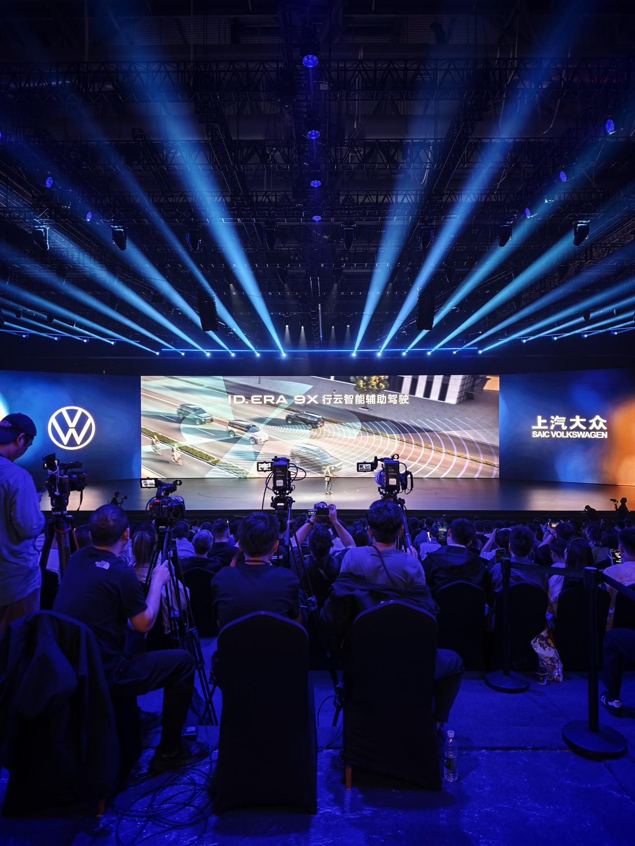 上汽大众ID.ERA 9X预售发布，32.98万起，并且很多配置是标配的。

这