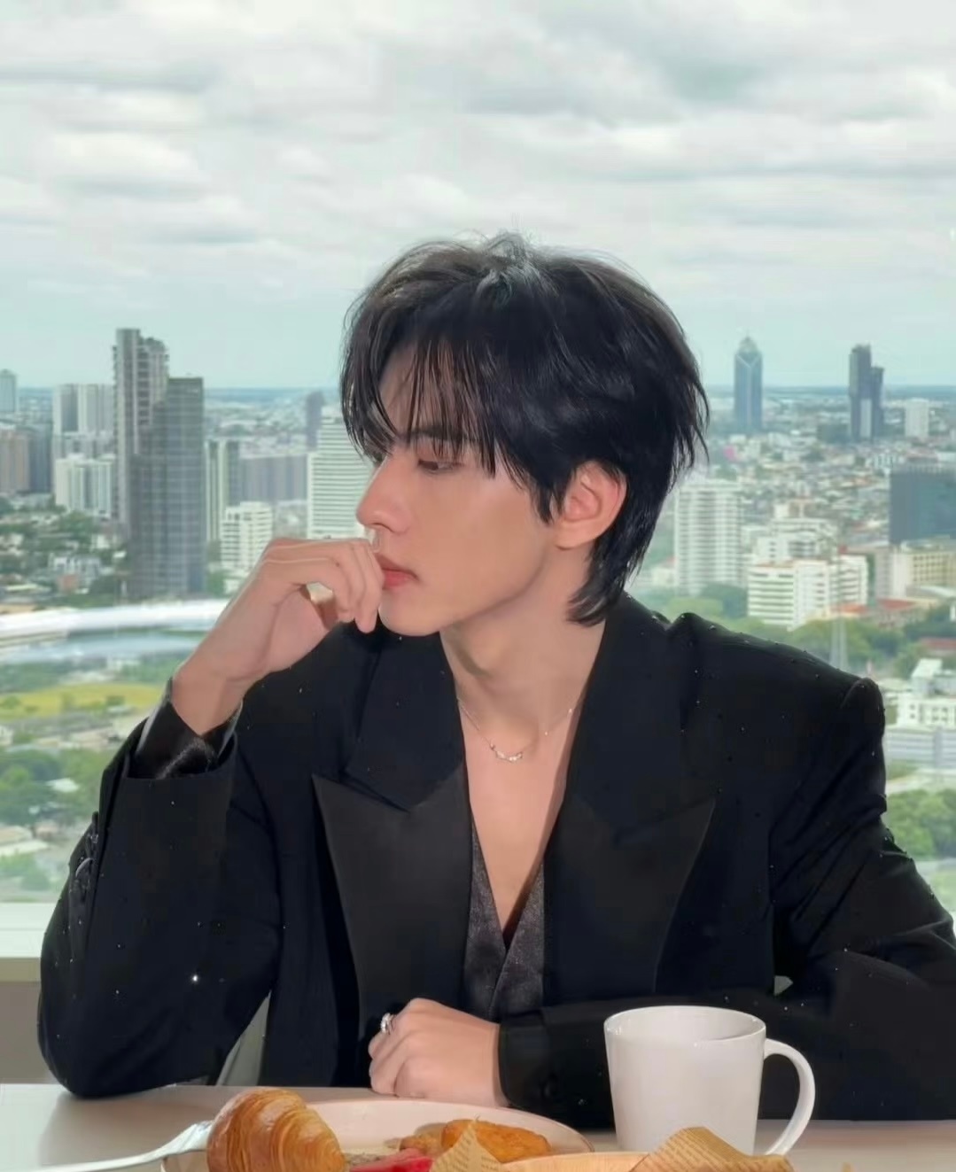 虽然但是 刘轩丞的最后一秒表情总是的出其不意 但是还是帅帅的 