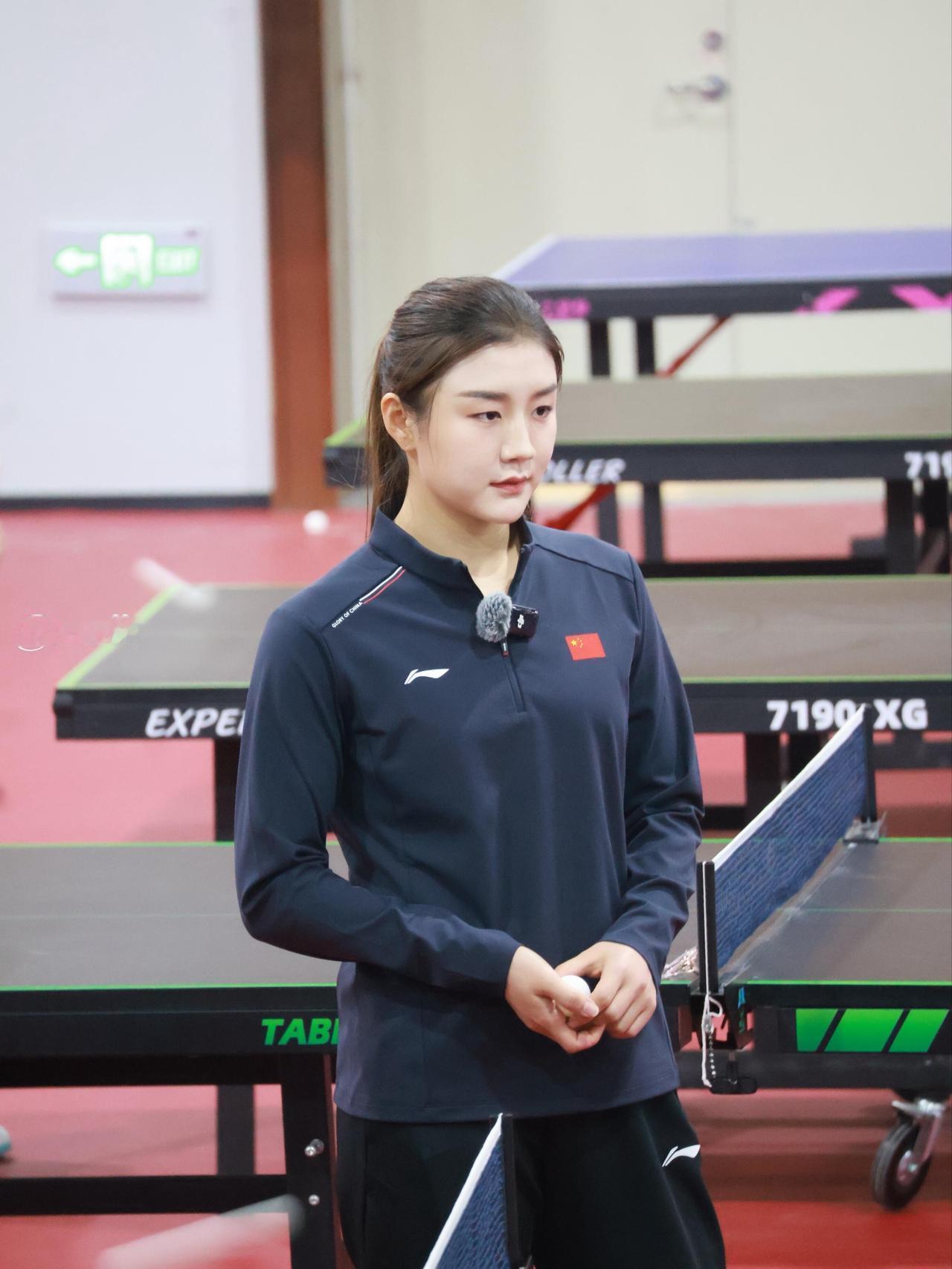 陈梦这个气质，三十多了，还是感觉是二十七八的姑娘，肩和背真的开合，直！
现在的陈