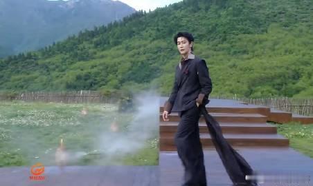 夏之光VOGUE走秀 被夏之光在秀台上的状态打动，山水为台，清风相伴，他步履优雅
