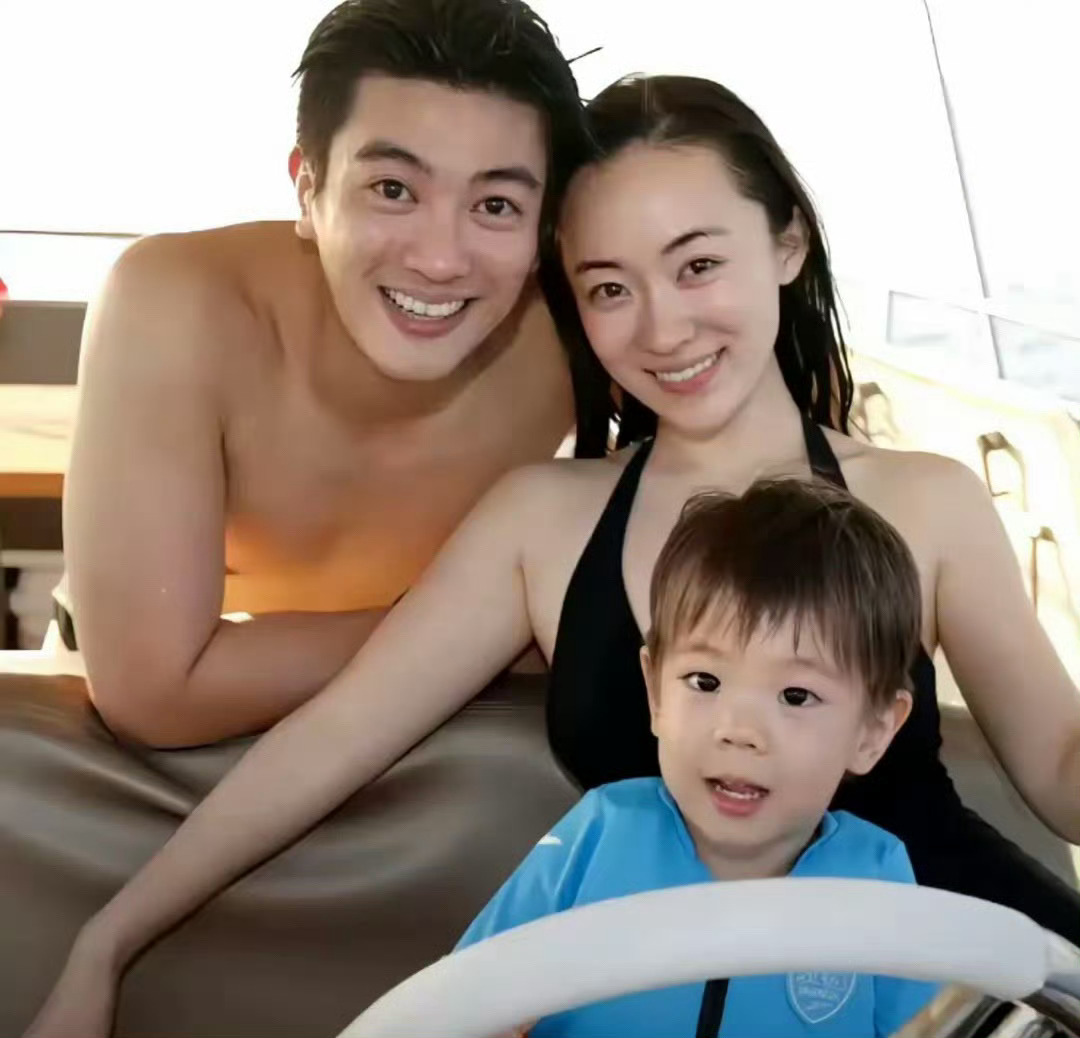 看到杜江霍思燕牵狗外出直接姨母笑！俩口子是娱乐圈恩爱典范，颜值般配，把日子过成诗