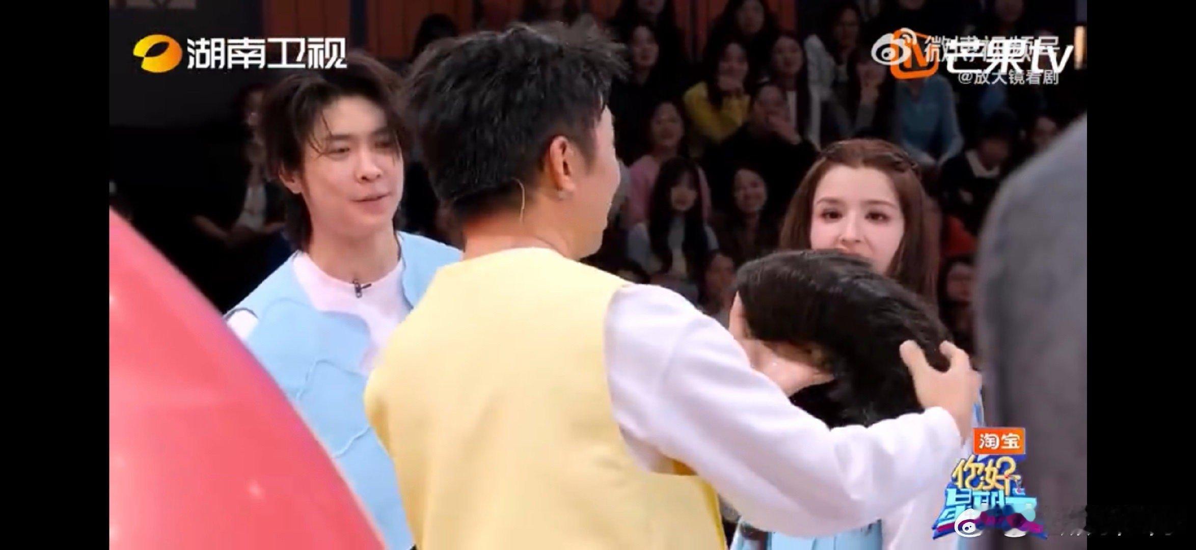 丁程鑫好六限定年末妆造谁的DNA被狠狠拿捏了？《你好星期六》年末派对妆造，有人搞