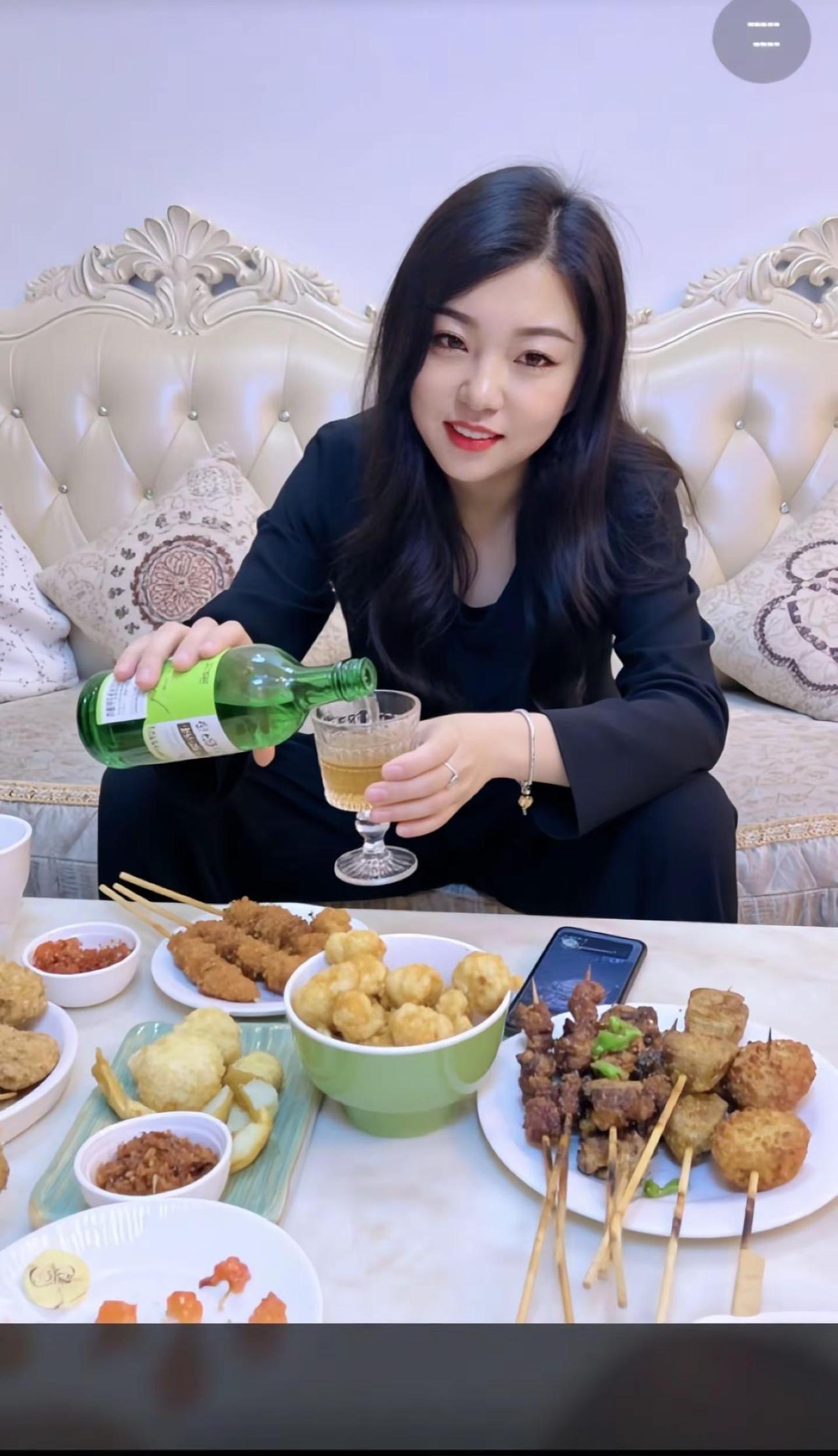 不是没有经历过风雨，只是选择了不纠结、不纠缠，把那些伤害与遗憾，都化作了滋养生命