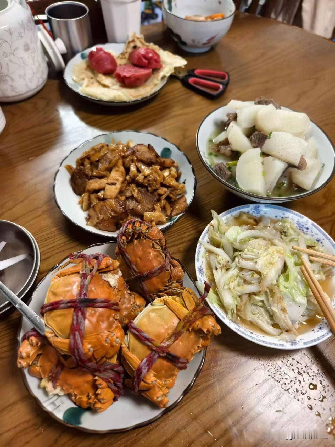 今晚这桌晚餐直接给我香迷糊了！刚蒸好的大闸蟹裹着红绳，壳儿油亮油亮的，掰开指定全