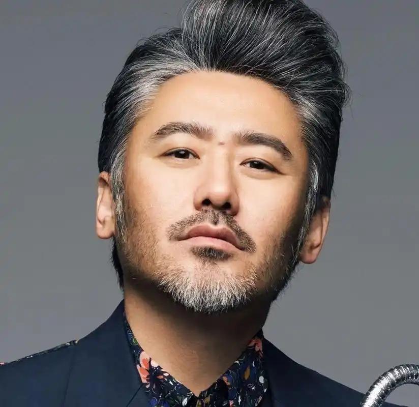 2018年，吴秀波包养了陈昱霖足足7年，之后玩腻了厌倦了，便提出了分手。陈昱霖索