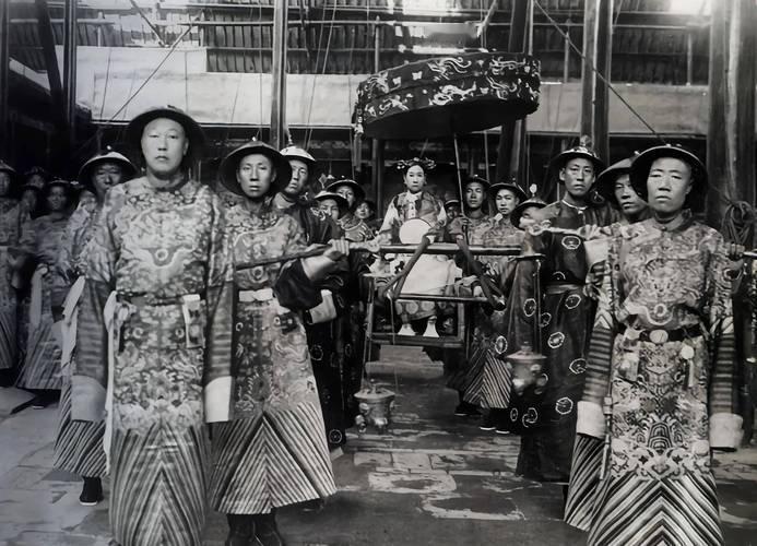 1900年，慈禧逃亡至山西首富家，临走时，慈禧向乔家借10万两，乔致庸扑通一声跪