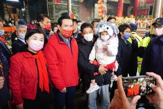 马英九今日在台中发放1000多个红包，他表示，自己参拜妈祖时特别祈求风调雨顺，他