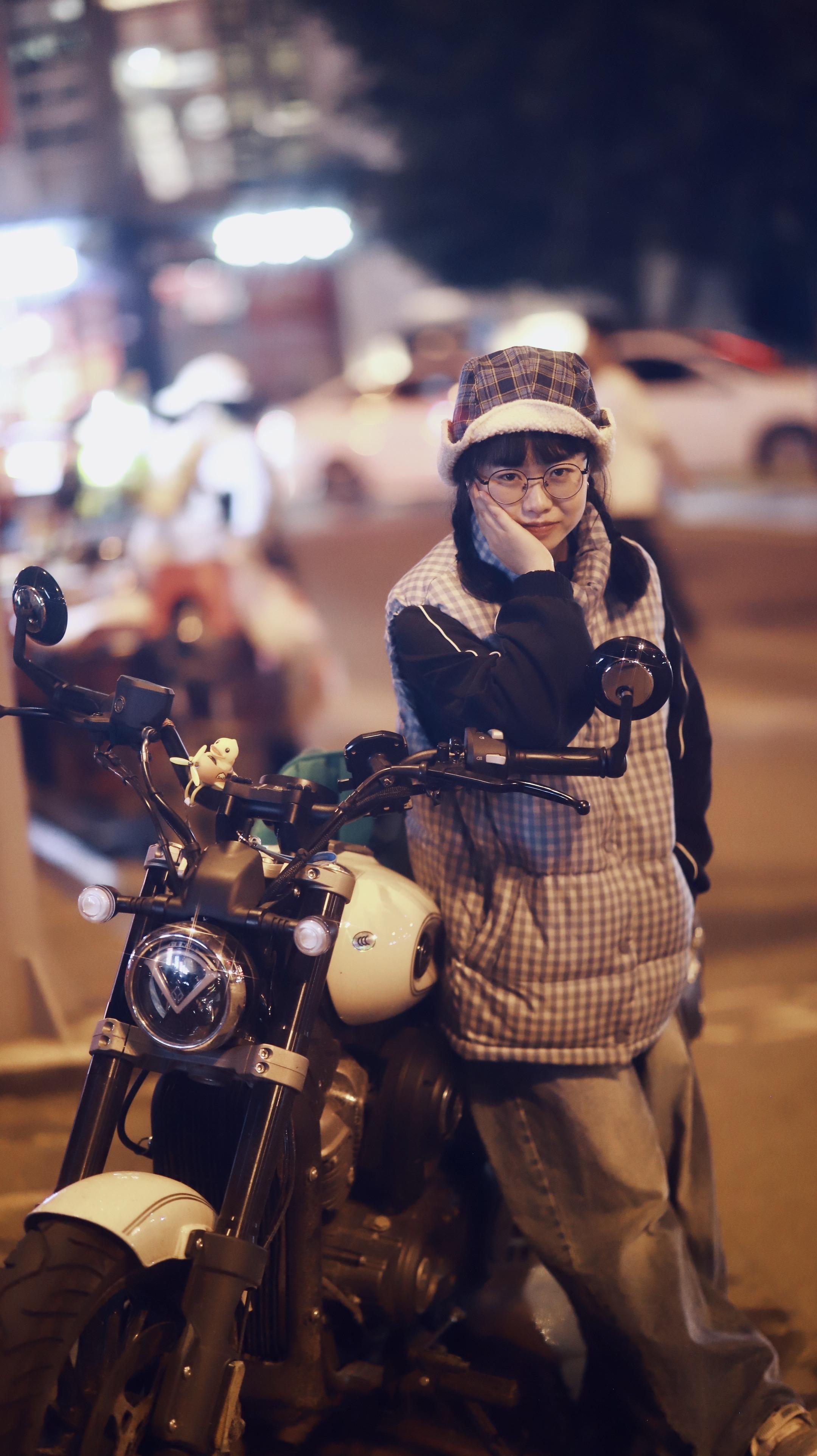 昨日的雨曾淋漓过她，瘦弱的肩膀….