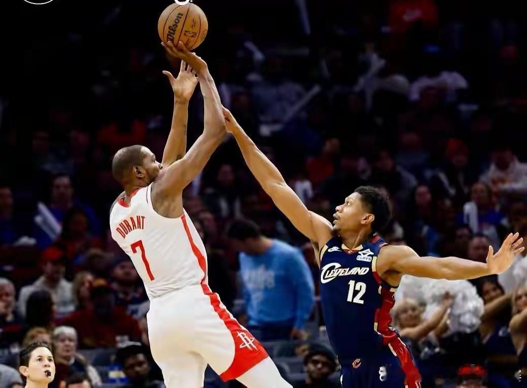 火箭5连胜登顶西部第二！奇兵炸场+末节之王锁胜 这阵容要大结局？火箭5连胜 申京