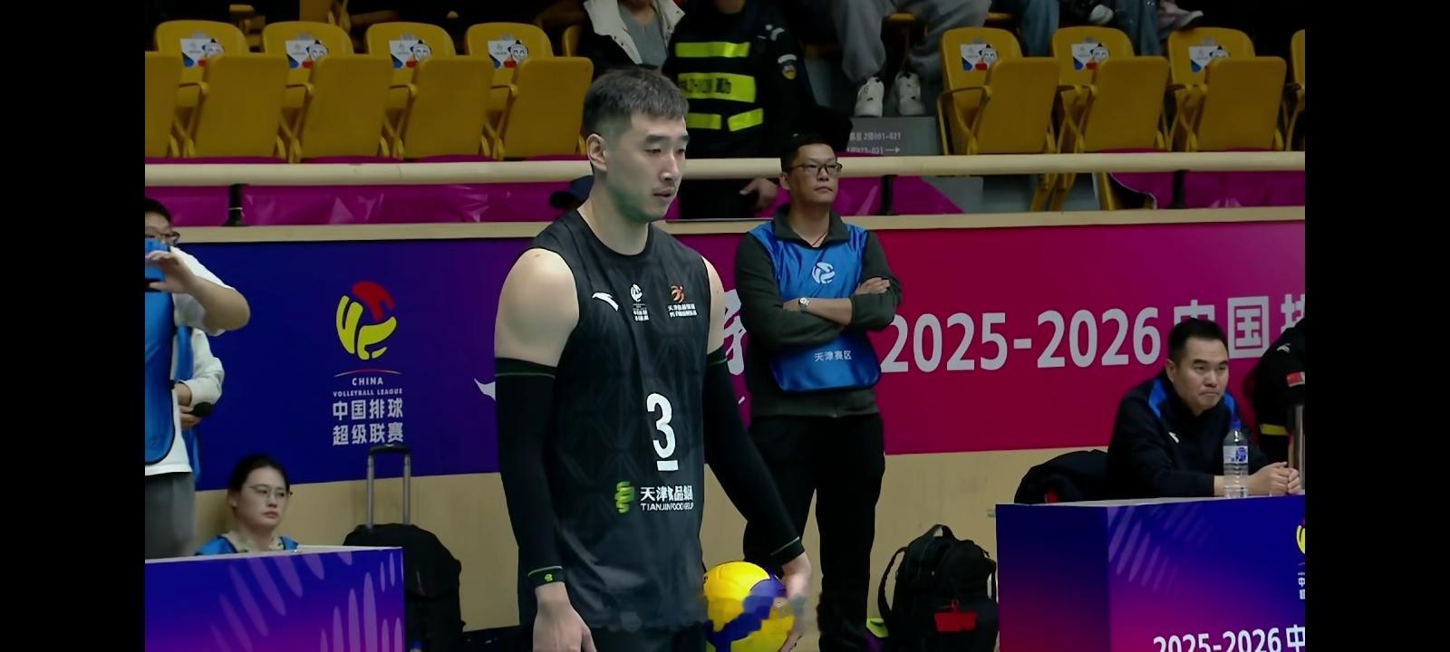 排超联赛 天津男排3比1北京男排，第一局被北京队限制住了两个主要得分点，然后天津