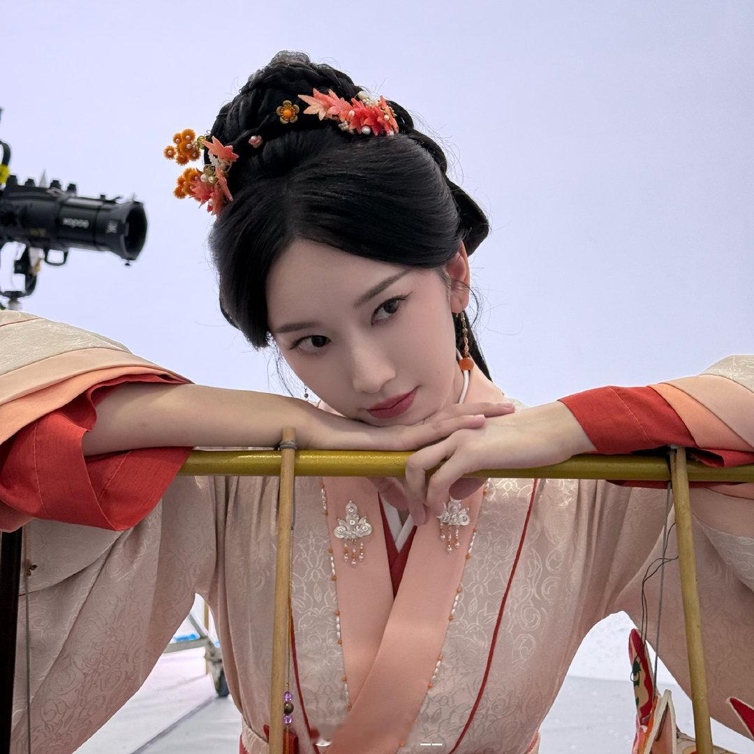 刘令姿十月随拍 刘令姿十月随拍来啦是和我们分享美丽日常的彤彤呀[哇]天冷注意添衣