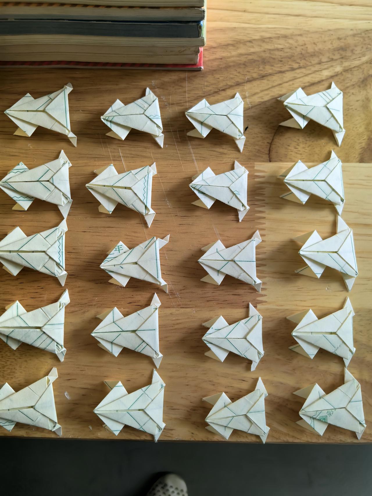 课堂上做的手工，这孩子摆的可真齐整！