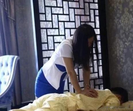 江苏泰州，男子在足浴店按摩，点了一名女技师。女技师介绍服务项目，柔式按摩300元