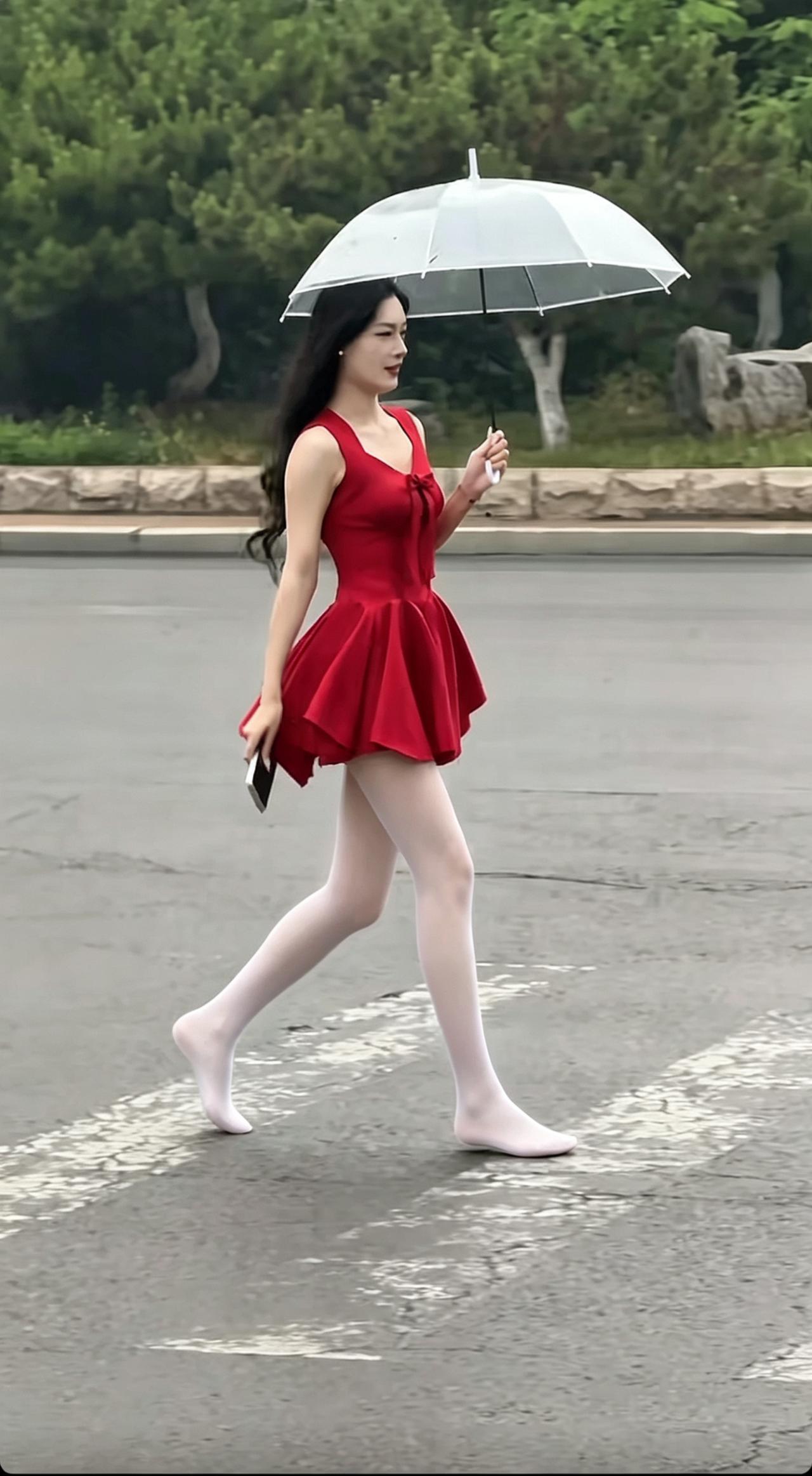 雨中漫步，红裙飘逸，伞下优雅，街景如画。