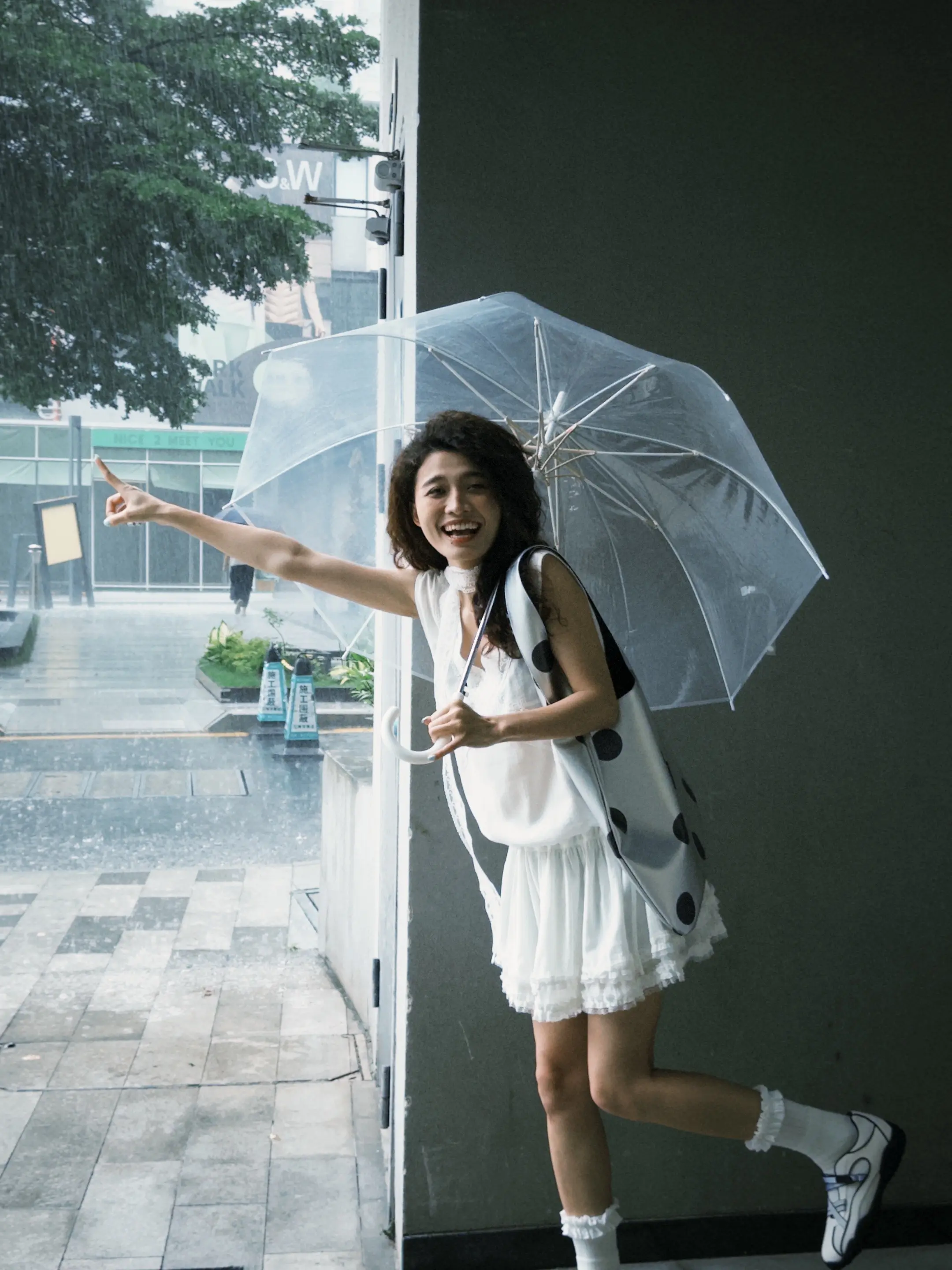 这个夏天 雨季较多。