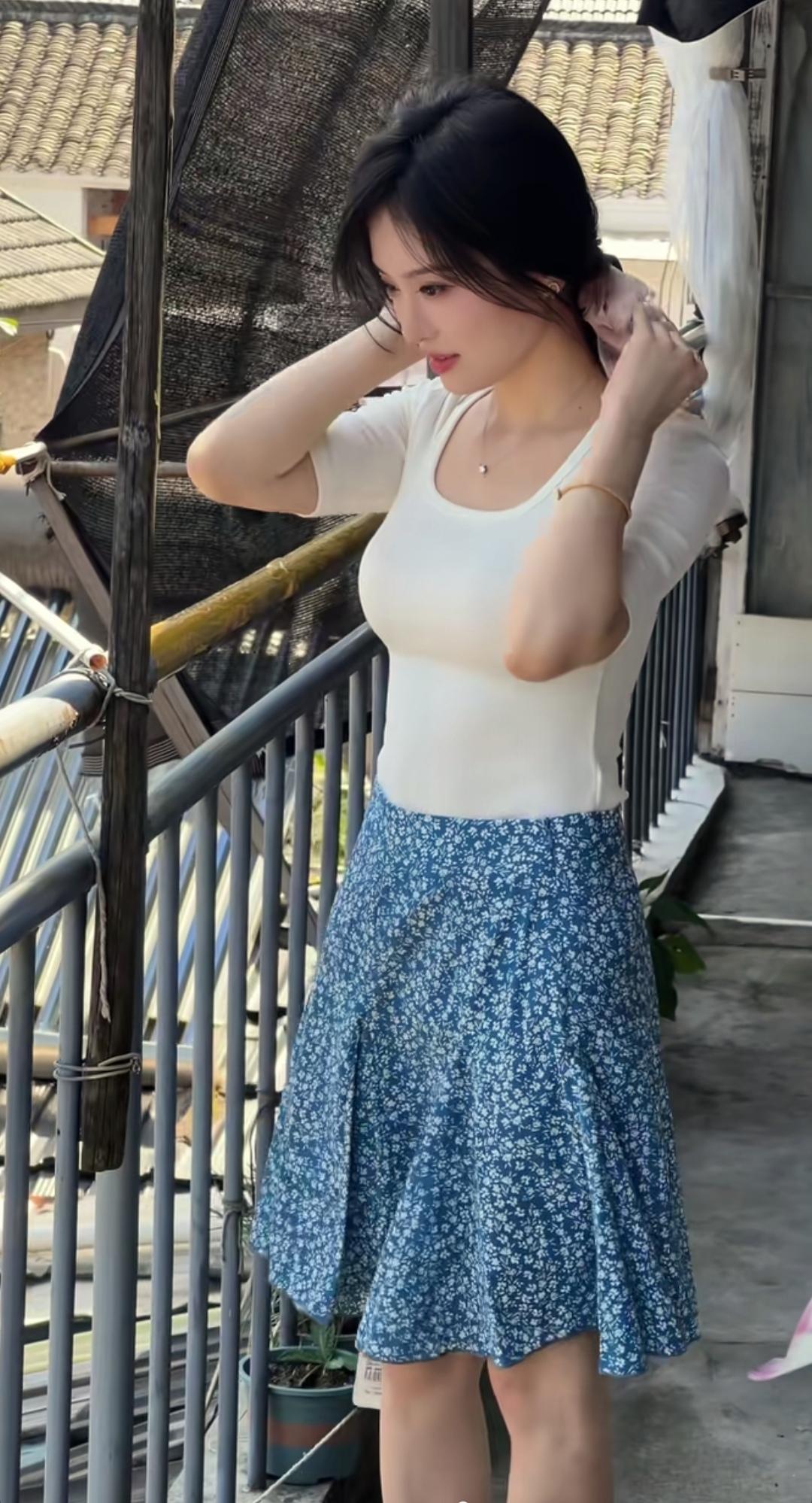 穷人家的女孩子，住的房子很破，但出门也得打扮得漂亮得体。