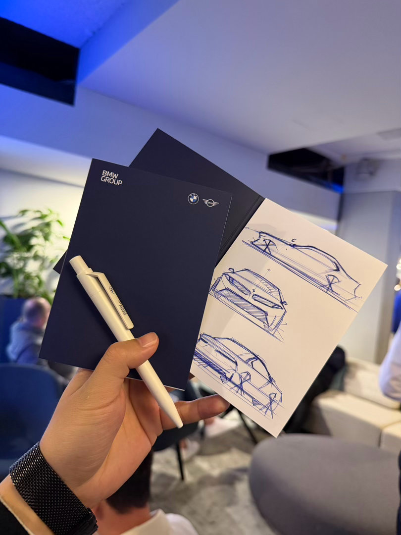 在全新宝马i3 发布会现场等着入场用宝马官方给的小本子和笔（图1）简单画了个i3
