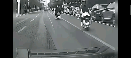一名女子骑着电动车在马路正中间行驶，全程不走直线、不靠边，车子在路上忽左忽右疯狂