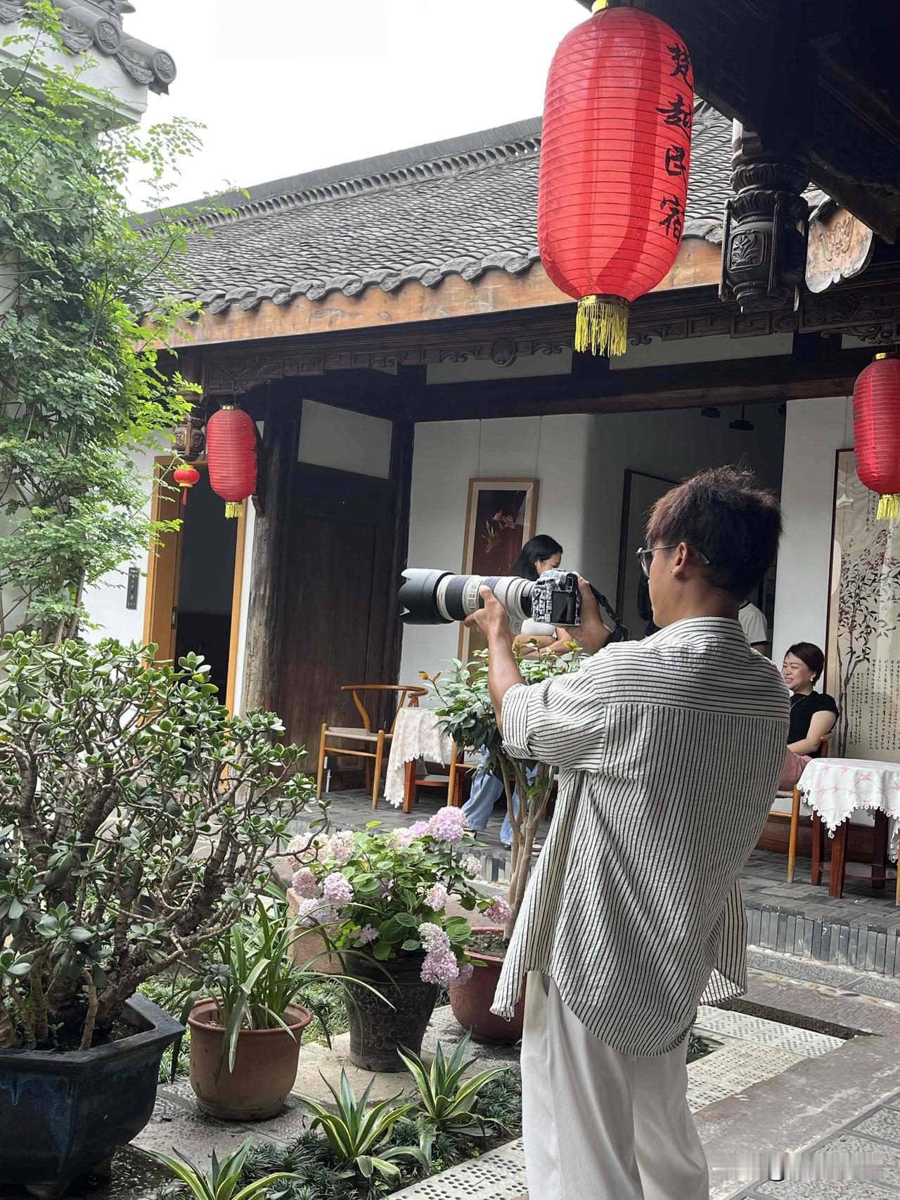 不能违规吃喝，不等于不能吃喝

    官方已经避谣了
    执行一刀切，属于