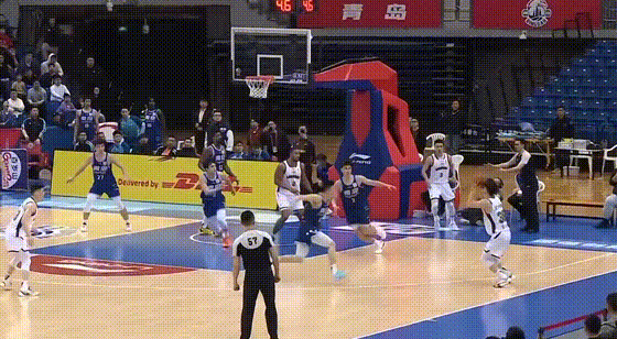 辽宁男篮苦战双加时惜败青岛，输掉关键卡位战，最后时刻鄢手骐空位居然投出离谱三不沾