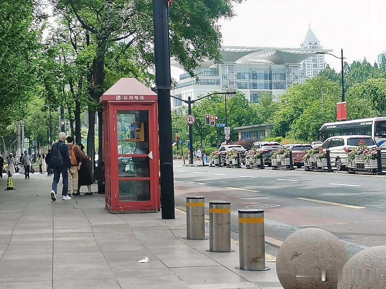 去上海南京路步行街游玩，
到了饭点在一条小巷子吃过饭，
刚出来就碰到一位大妈向我