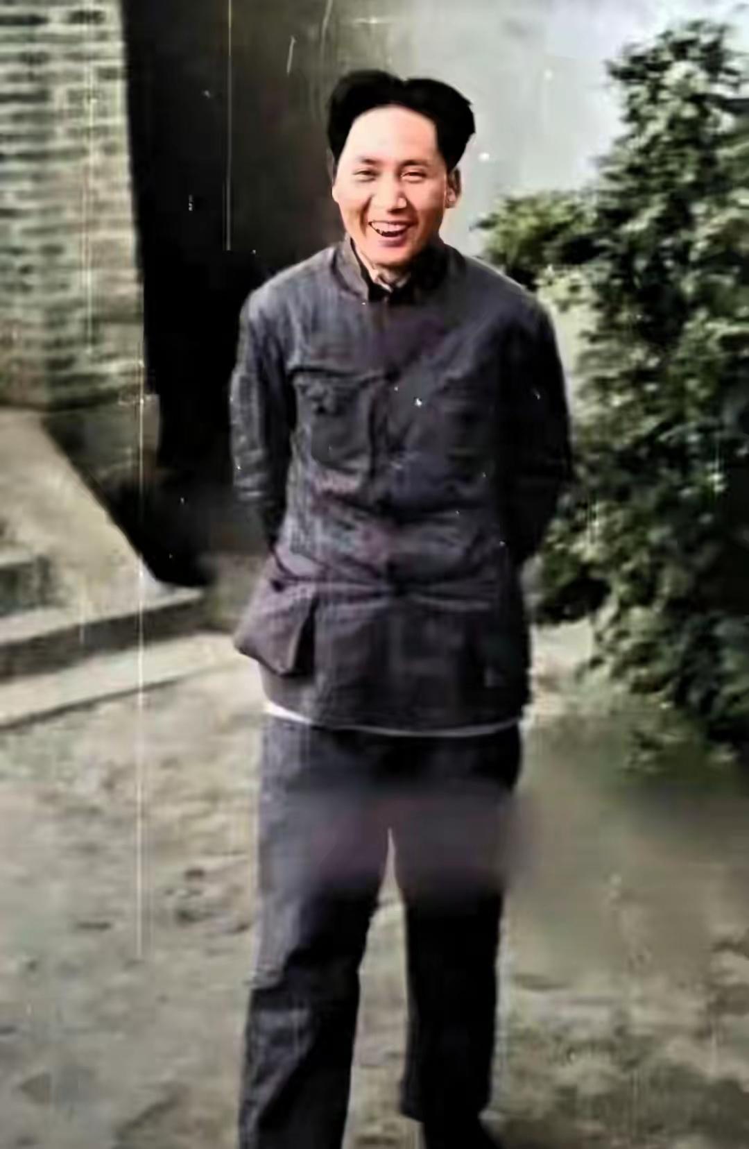 刷到青年毛主席的老照片，瞬间被那笑容戳中了！俊朗的面容上满是暖阳般的光，亲切又有