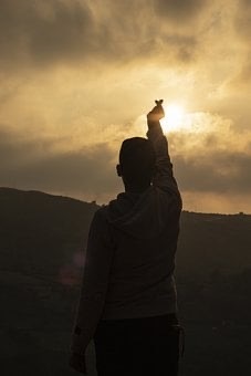 人一辈子，只能靠长期去做某件事情来成就自己，而不是靠某一个人来成就自己。关于这点