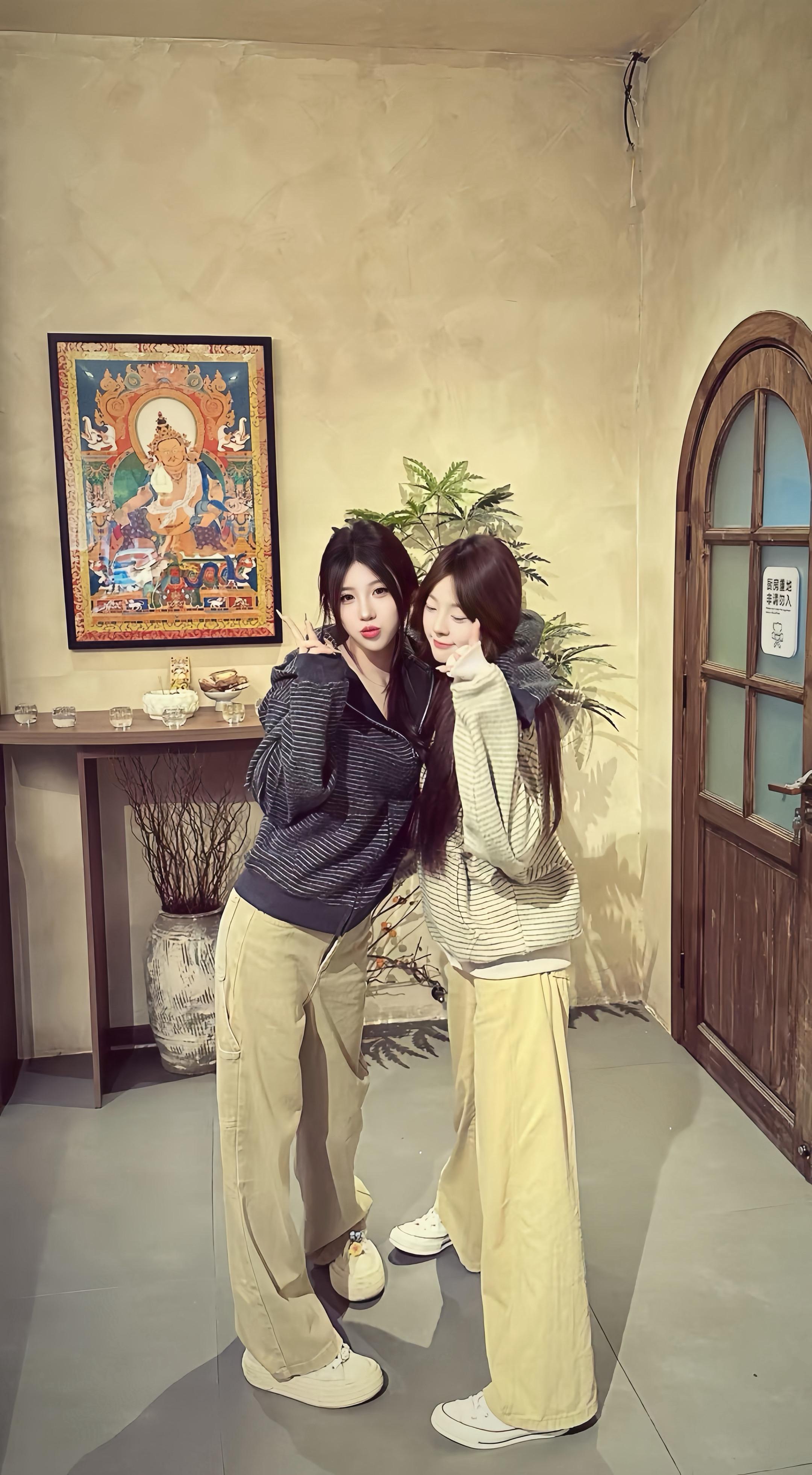 你在左边 我紧靠右