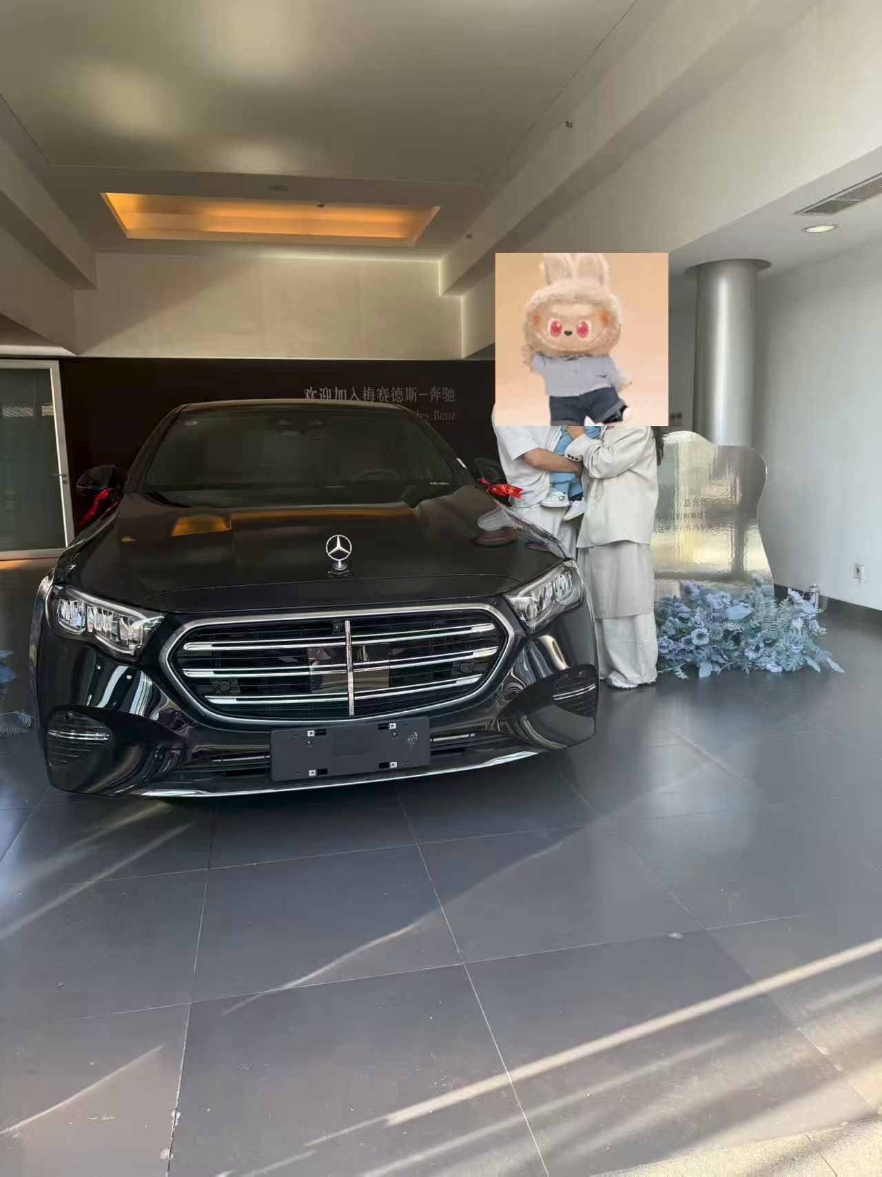 今日份的新车交付给滁州V+客户的E300L豪华完美匹配上了公户直落，比当地立省好