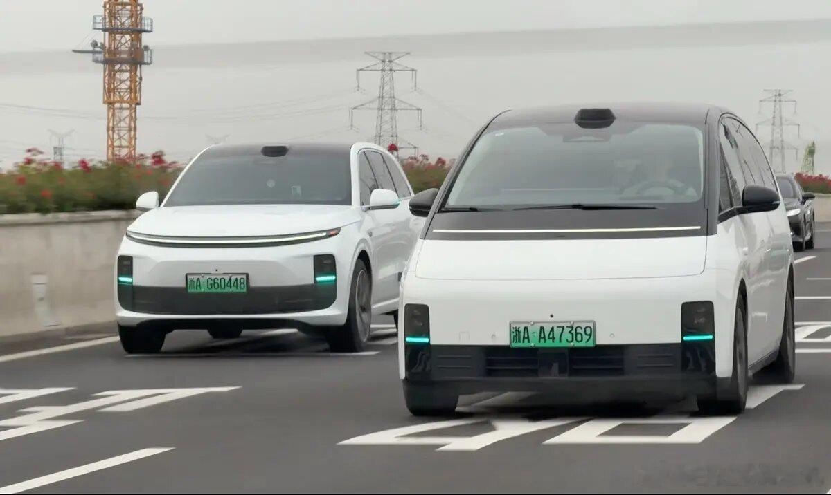 小蓝灯智驾小蓝灯将被禁用 突然之间，象征了“智驾勋章”的小蓝灯就被严格监管了。最
