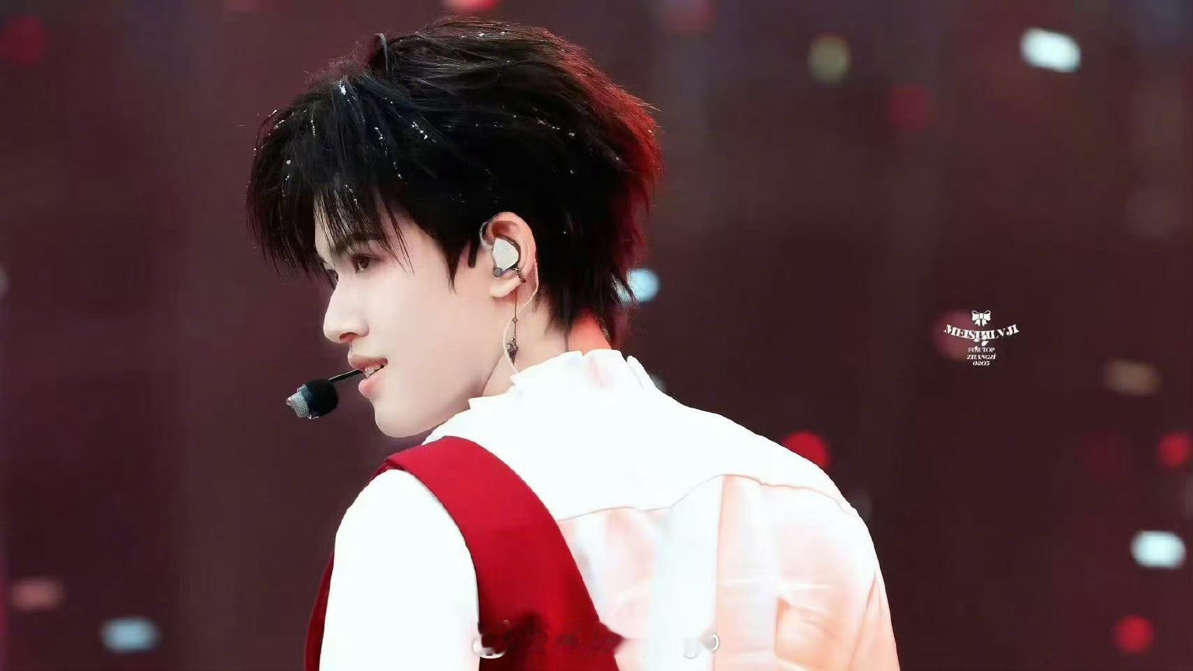 张极丝绸西装完全是daddy级别 这套造型简直是为舞台而生！丝滑西装勾勒优越身形