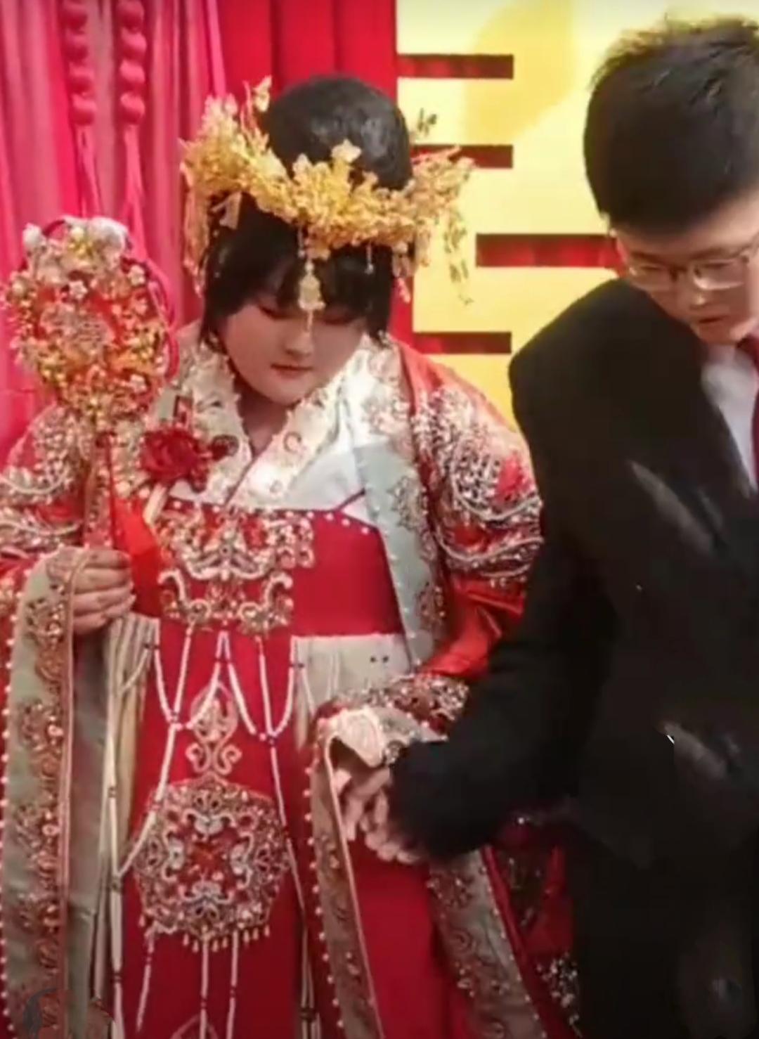 大衣哥朱之文的女儿朱雪梅穿上新娘妆真的太漂亮了，和帅气的新郎官真的是天造地设的一