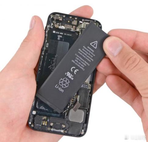 ❗️ 十个月后，所有在欧盟销售的手机都必须配备普通用户可以轻松更换的电池。   